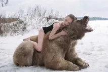 Снігова фотосесія двох моделей з України в обійми з ведмедем шокувала Європу - НОВИНИ В моделей