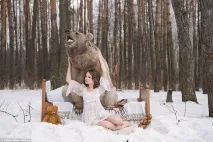 Снігова фотосесія двох моделей з України в обійми з ведмедем шокувала Європу - НОВИНИ В україни