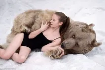 Снігова фотосесія двох моделей з України в обійми з ведмедем шокувала Європу - НОВИНИ В україни