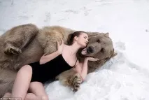 Снігова фотосесія двох моделей з України в обійми з ведмедем шокувала Європу - НОВИНИ В обійми