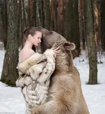 Снігова фотосесія двох моделей з України в обійми з ведмедем шокувала Європу - НОВИНИ В україни