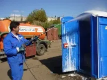 У чому полягає обслуговування туалетних кабін і скільки воно коштує обслуговування