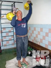 Вставши босий, з гирями, на скло, кузбаський хлопець позбувся діагнозу «параліч» босий