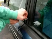 ЯК відчинити дверцята в машині відчинити