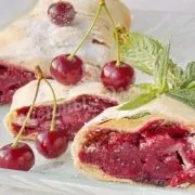 Бісквітний рулет з вишнею рулет