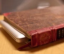 Чохол "BookBook" для захисту ноутбука або планшетного комп’ютера у вигляді книги чохол