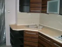 Дизайн інтер’єру кутових кухонь вздовж