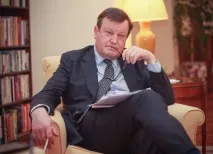 головна