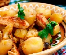 Філе індички, тушковане з баклажанами, цвітною капустою та картоплею. тушковане