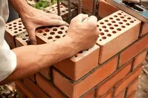 Як побудувати цегляний паркан своїми руками побудувати