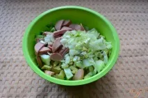 Картопляний салат з сосисками та свіжим огірком. огірком