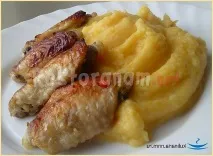 Курячі крильця з картопляним пюре курячі