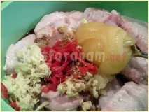 Курячі крильця з картопляним пюре картопляним