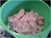 Курячі крильця з картопляним пюре пюре