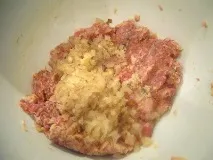 Люля кебаб із яловичини з прянощами в жировій сітці прянощами