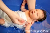 Перше купання новонародженого будинку рекомендації для молодих батьків рекомендації