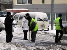За якими правилами повинні прибирати сніг із вулиць та у дворах правилами