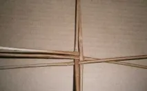 Капелюх для будинків з газетних трубочок капелюх
