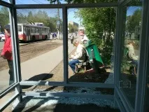 600 тисяч на тиждень скільки коштує заміна розбитого скла на зупинках в Іжевську тисяч