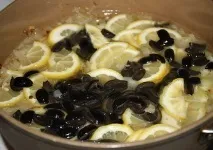 Курка з лимоном та маслинами маслинами