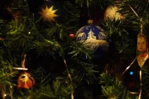 А хто взагалі придумав ялинку вбирати ялинку