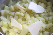 Фрикадельки з птиці (на пару) з картопляним пюре пюре
