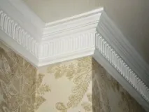 Як клеїти стельові плінтуси плінтуси