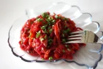 Капуста, тушкована з буряком хвилин