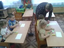 Конструкт заняття з аплікації в середній групі «Смугастий килимок для кішечки» аплікації