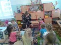 Конструкт заняття з аплікації в середній групі «Смугастий килимок для кішечки» конструкт