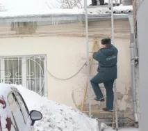 Ministerul Situațiilor de Urgență avertizează zăpada pe acoperișuri - o sursă de pericol!
