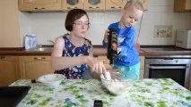 Наукове шоу на кухні ліпимо сніговика і перетворюємо його на піну разом із багатодітною мамою з Ботаніки наукове