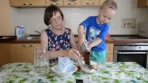 Наукове шоу на кухні ліпимо сніговика і перетворюємо його на піну разом із багатодітною мамою з Ботаніки наукове