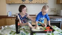 Наукове шоу на кухні ліпимо сніговика і перетворюємо його на піну разом із багатодітною мамою з Ботаніки кухні