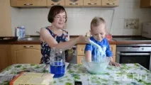 Наукове шоу на кухні ліпимо сніговика і перетворюємо його на піну разом із багатодітною мамою з Ботаніки кухні