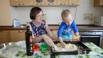 Наукове шоу на кухні ліпимо сніговика і перетворюємо його на піну разом із багатодітною мамою з Ботаніки наукове