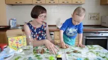 Наукове шоу на кухні ліпимо сніговика і перетворюємо його на піну разом із багатодітною мамою з Ботаніки наукове