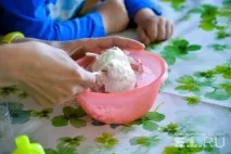 Наукове шоу на кухні ліпимо сніговика і перетворюємо його на піну разом із багатодітною мамою з Ботаніки наукове