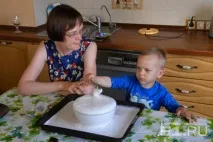 Наукове шоу на кухні ліпимо сніговика і перетворюємо його на піну разом із багатодітною мамою з Ботаніки ліпимо