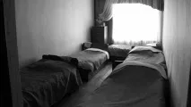 Поки батьки вишиковуються в черзі за путівками в одні дитячі табори, інші пустують і черзі