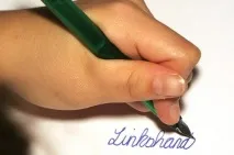 може