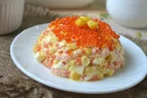Салат царський з креветками та червоною ікрою. креветками
