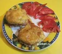 М’ясо по-французьки з помідорами в духовці. помідорами