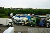 Управління вантажним автомобілем під час проходження поворотів автомобілем