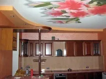 Натяжні стелі на кухні - фото варіантів дизайну, плюси та мінуси кухні