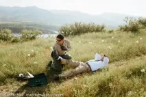 Під час весільної фотосесії нареченого вкусила гримуча змія нареченого