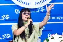 Я така сама, як і Мері Поппінс — добра, але строга така