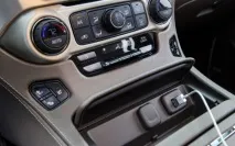 Огляд американського позашляховика GMC Yukon Denali 2015 з фото екстер’єру, інтер’єру, докладними. 2015