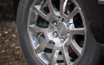 Огляд американського позашляховика GMC Yukon Denali 2015 з фото екстер’єру, інтер’єру, докладними. американського