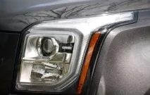 Огляд американського позашляховика GMC Yukon Denali 2015 з фото екстер’єру, інтер’єру, докладними. американського